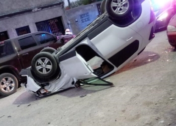 Vuelca joven mujer a bordo de camioneta