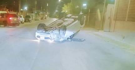 Abandonan carro tras volcadura