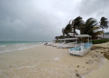 Alerta Roja en Quintana Roo por huracán Delta; suspenden labores en 11 municipios