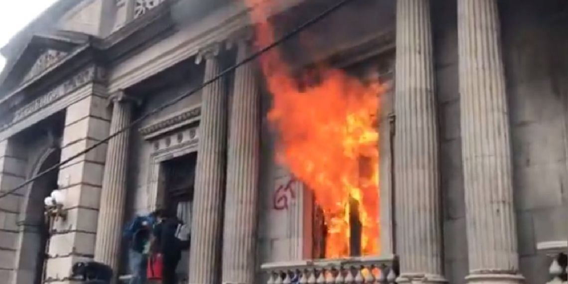 Cientos de manifestantes toman el Congreso de Guatemala