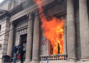 Cientos de manifestantes toman el Congreso de Guatemala