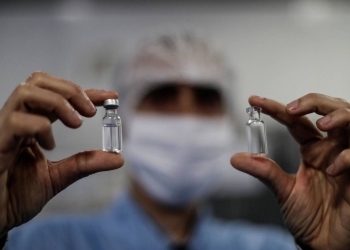 Vacuna de AstraZeneca genera inmunidad ante el Covid-19 en 99% de casos, según informe