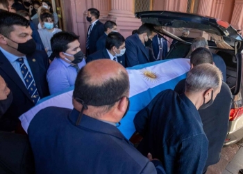 Los despiden por foto junto a cuerpo de Maradona