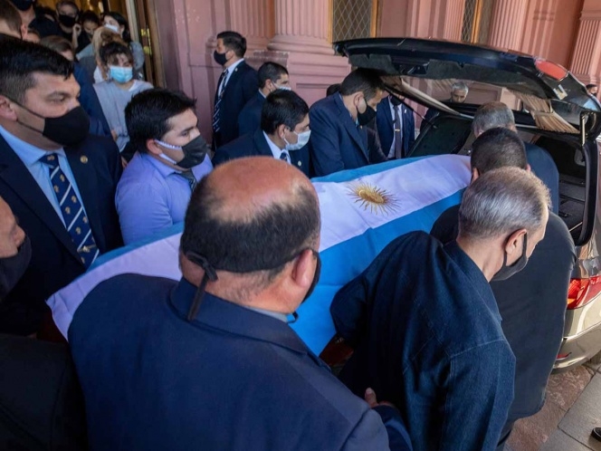 Los despiden por foto junto a cuerpo de Maradona