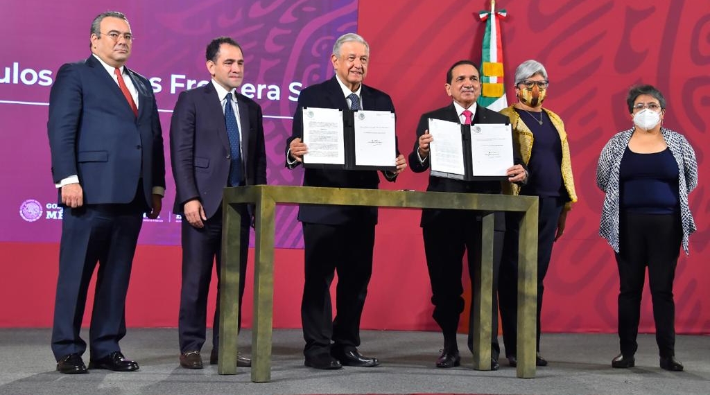 Firma AMLO decretos que amplían estímulos fiscales en fronteras Norte y Sur