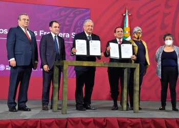 Firma AMLO decretos que amplían estímulos fiscales en fronteras Norte y Sur