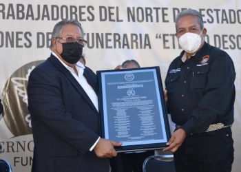 Entregan reconocimiento por 45 años de trayectoria a líder regional de la CTM