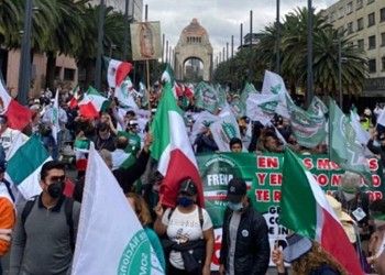 FRENAAA hacen marcha hacia el Ángel de la Independencia en CDMX