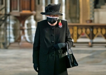 La reina Isabel II hizo su primera aparición con mascarilla