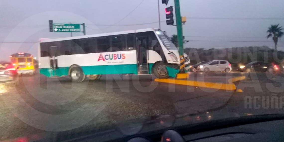 ACUBUS SE IMPACTA CONTRA SEMÁFORO Y SE DA LA HUIDA
