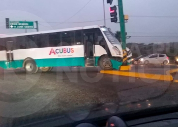 ACUBUS SE IMPACTA CONTRA SEMÁFORO Y SE DA LA HUIDA