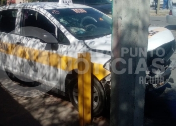 Taxista protagoniza aparatoso choque