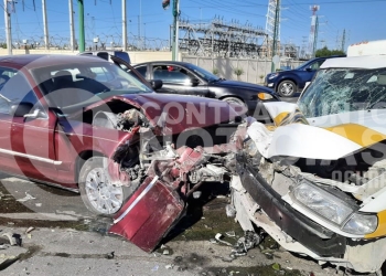 Taxi no respeta luz roja de semáforo y ocasiona accidente
