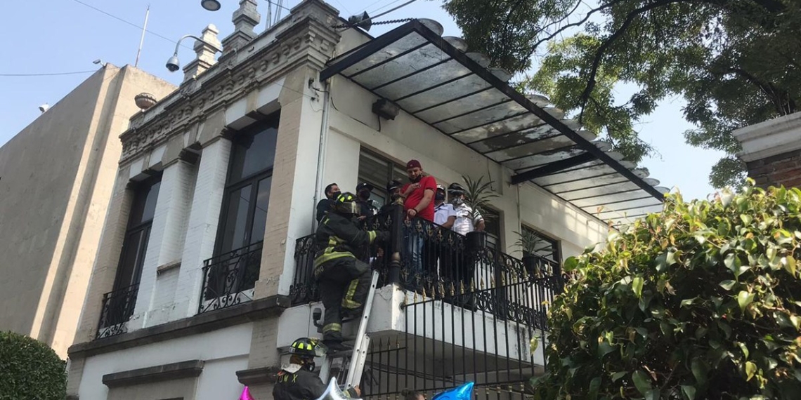 Madre de joven asesinado escala rejas de Segob y se amarra a barandal