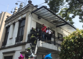 Madre de joven asesinado escala rejas de Segob y se amarra a barandal