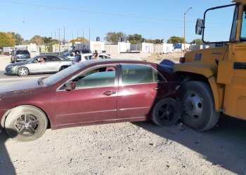Joven causa accidente por exceso de velocidad