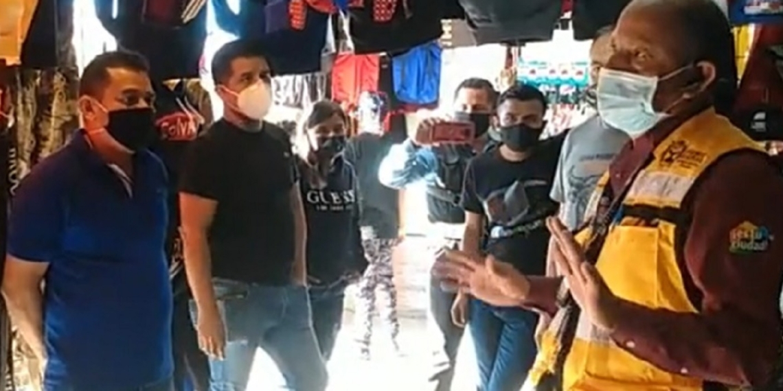Cierran pulgas; comerciantes protestan
