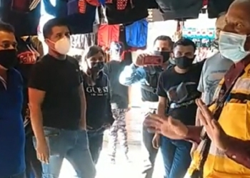 Cierran pulgas; comerciantes protestan