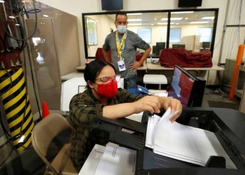 Nevada sigue revisando votos y tardará; informan error en conteo