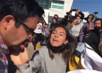 Familiar de paciente con cáncer abofetea a integrante de Ayudantía de AMLO