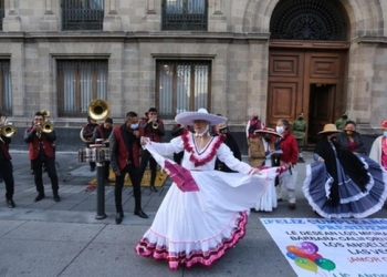 Llevan serenata a AMLO a Palacio Nacional por su cumpleaños