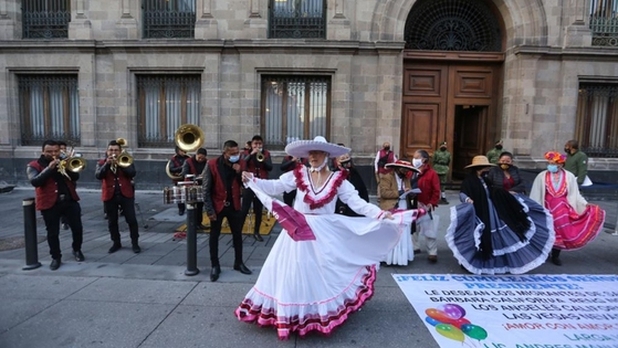 Llevan serenata a AMLO a Palacio Nacional por su cumpleaños