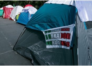 AMLO pide a FRENAAA resolver si se queda o no en el Zócalo