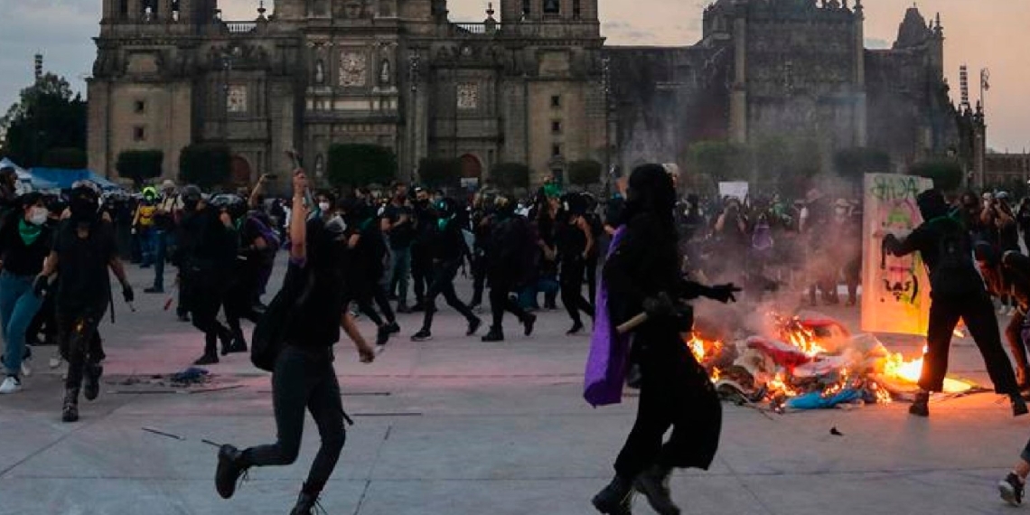 Marcha contra la violencia en Ciudad de México termina en violencia