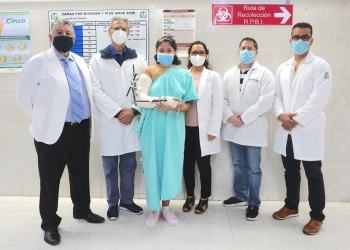Expertos del IMSS reimplantan brazo de una joven en Guanajuato