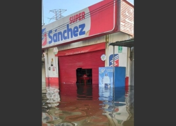 Saquean tiendas y supermercados en Villahermosa, Tabasco, tras inundaciones