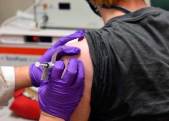 Reino Unido iniciaría vacunación masiva contra COVID-19 en diciembre