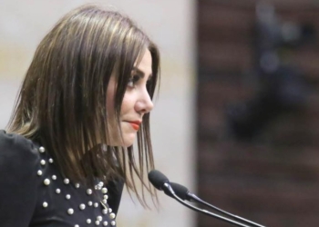 Diputada del PES ‘fuma’ mariguana para celebrar aprobación en Senado