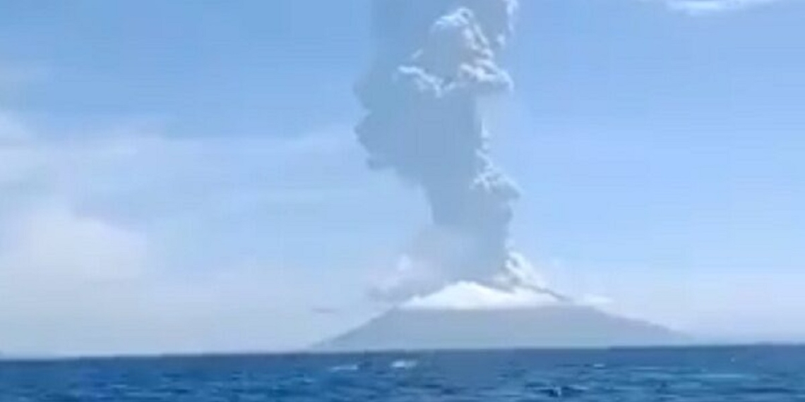 Volcán en Indonesia entra en erupción; desalojan a 2 mil 700 personas
