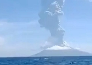 Volcán en Indonesia entra en erupción; desalojan a 2 mil 700 personas