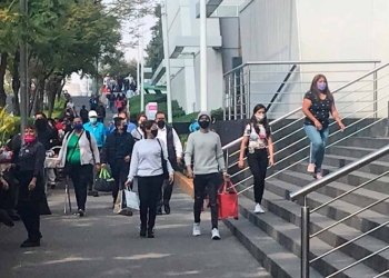 Semáforo rojo desata compras de pánico en centro comerciales de CDMX