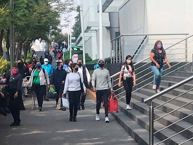 Semáforo rojo desata compras de pánico en centro comerciales de CDMX