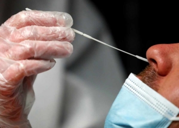 EU exigirá a pasajeros de Reino Unido que den negativo a prueba covid