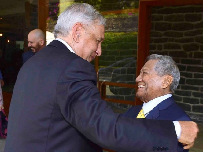 Lamenta AMLO deceso de Manzanero
