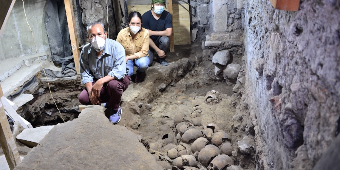Arqueólogos mexicanos localizan fachada de torre de cráneos de Tenochtitlan