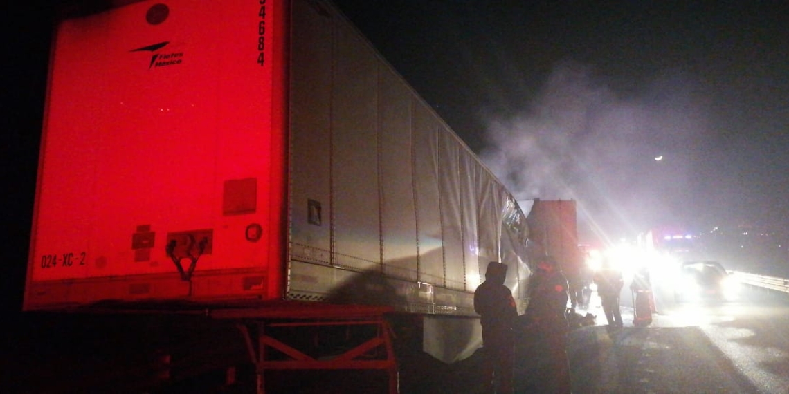 Arde tráiler en carretera