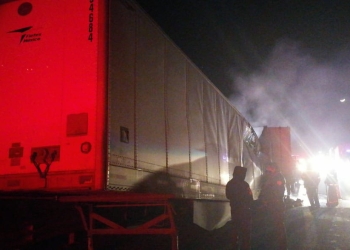Arde tráiler  en carretera