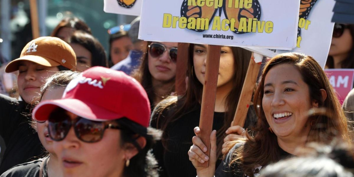 Gobierno de Trump cumple con la orden de reactivar programa para “dreamers”