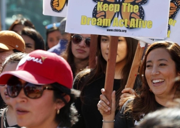 Gobierno de Trump cumple con la orden de reactivar programa para “dreamers”