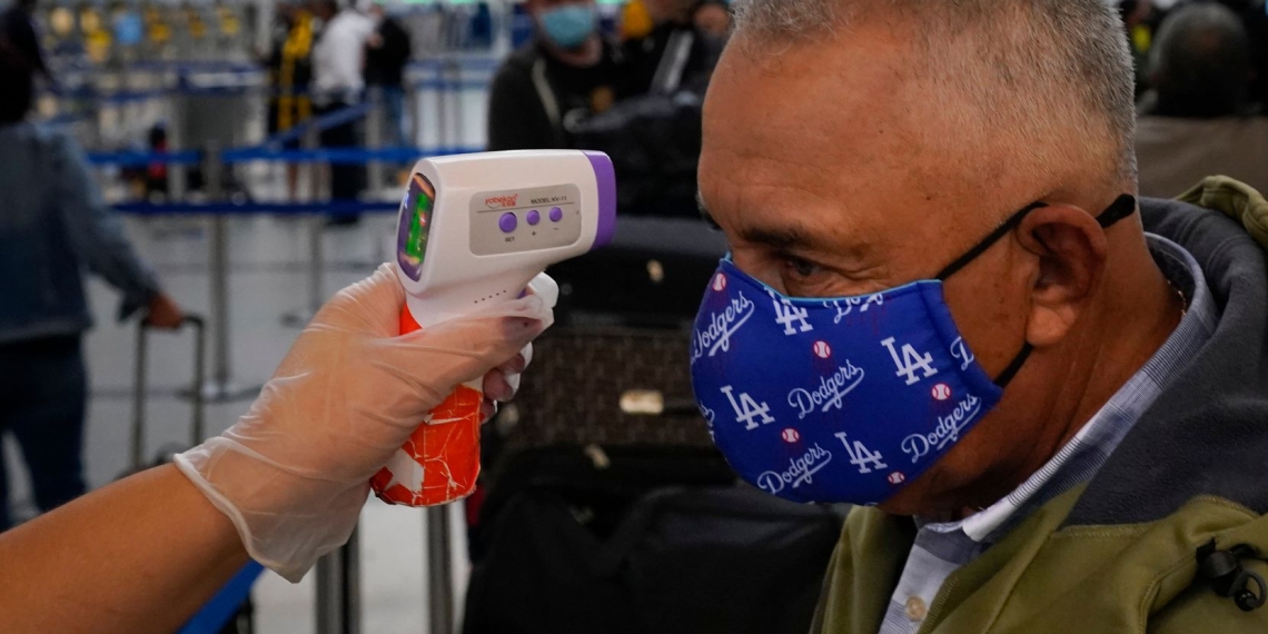 México descarta aplicar medidas extraordinarias para viajeros por COVID-19