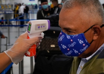 México descarta aplicar medidas extraordinarias para viajeros por COVID-19