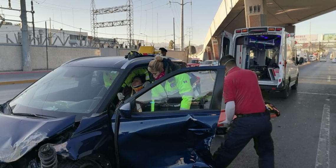 Queda encerrada  tras doble choque