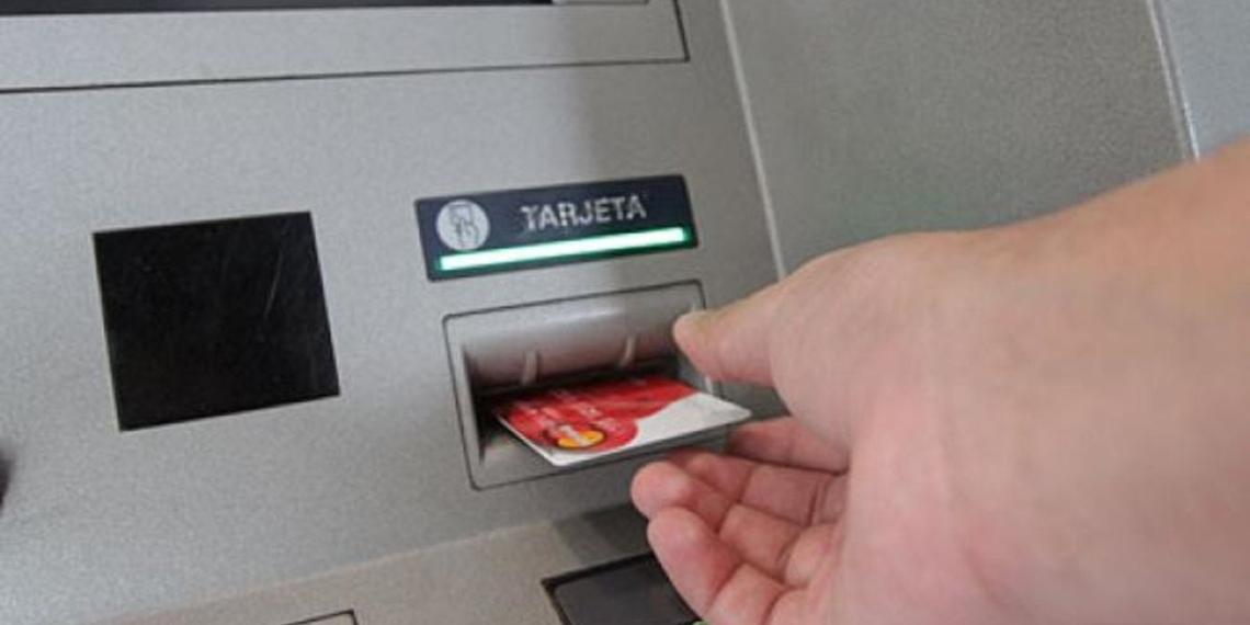 Sale del cajero y lo asaltan