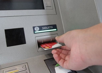 Sale del cajero y lo asaltan
