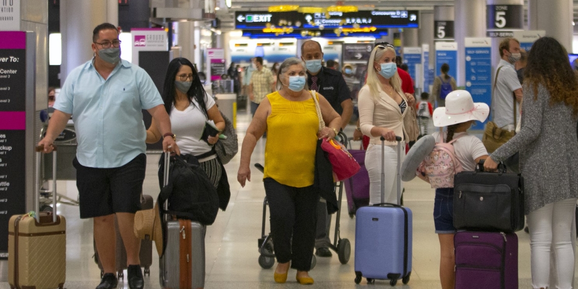 Millones de estadounidenses viajan por Navidad pese a pandemia por COVID-19