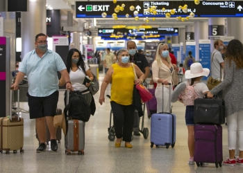 Millones de estadounidenses viajan por Navidad pese a pandemia por COVID-19